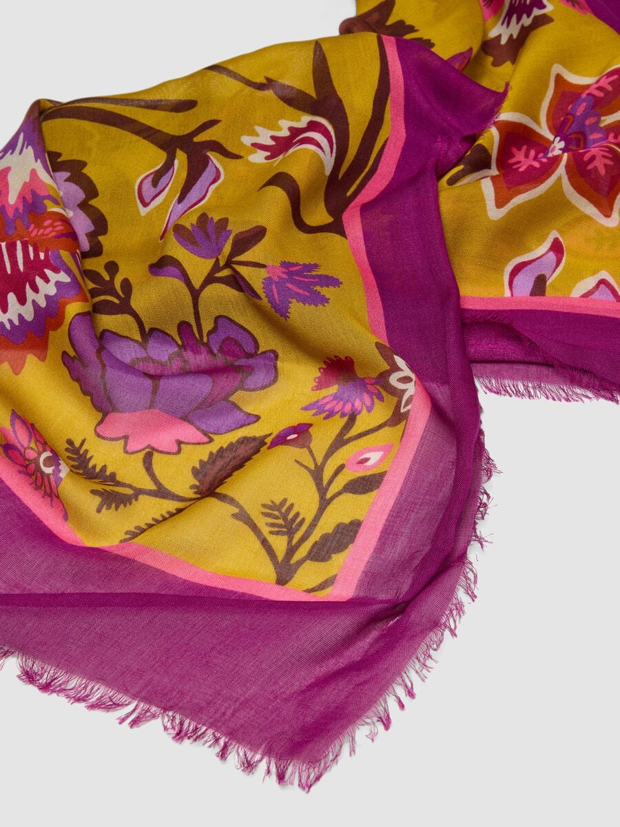 Foulard viola in pura viscosa con fantasia floreale e bordi sfrangiati_2