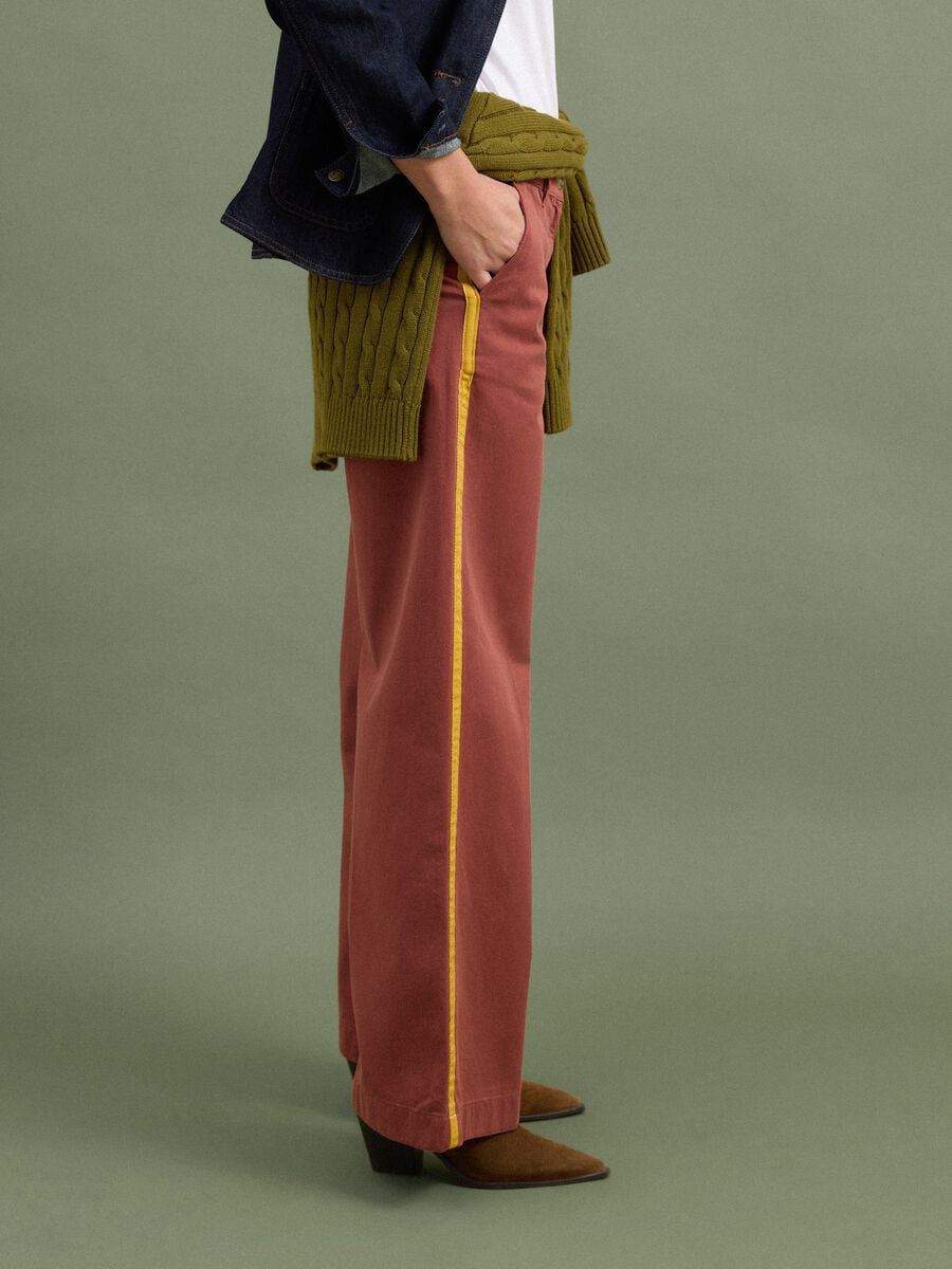 Rote Wide-Leg-Chinohose aus reiner Baumwolle mit Kontraststreifen_3