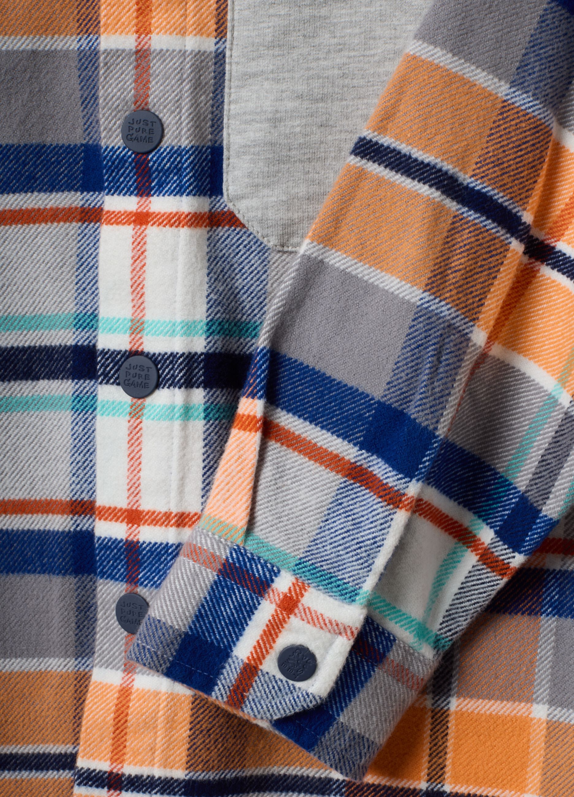 Camisa multicolor slim fit com capuz em algod&atilde;o puro para menino