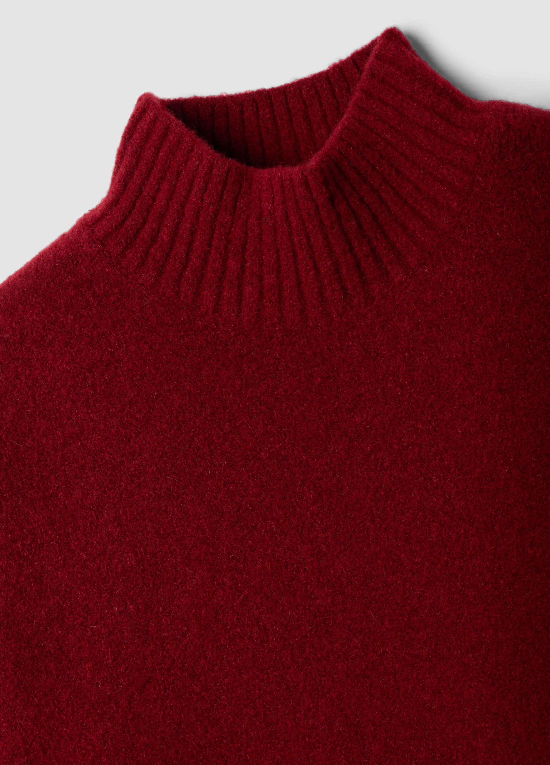 Maglia rossa in lana elasticizzata con collo rialzato