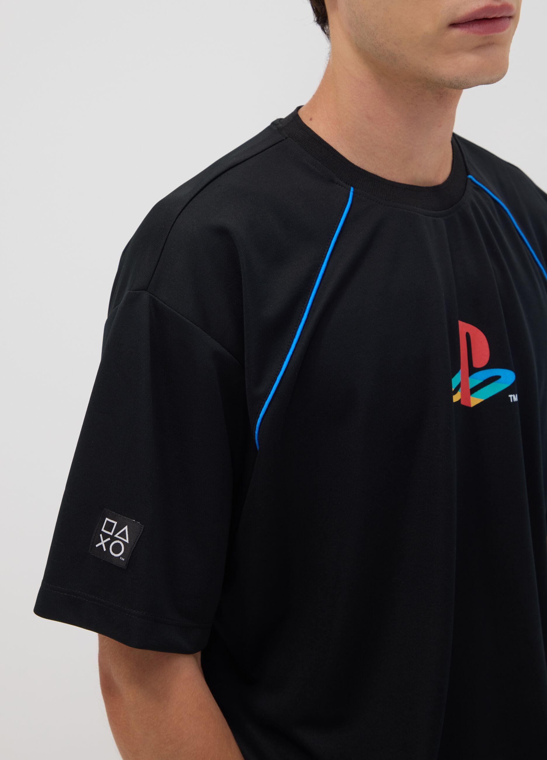 T-shirt preta PlayStation com log&oacute;tipo e debruns em contraste