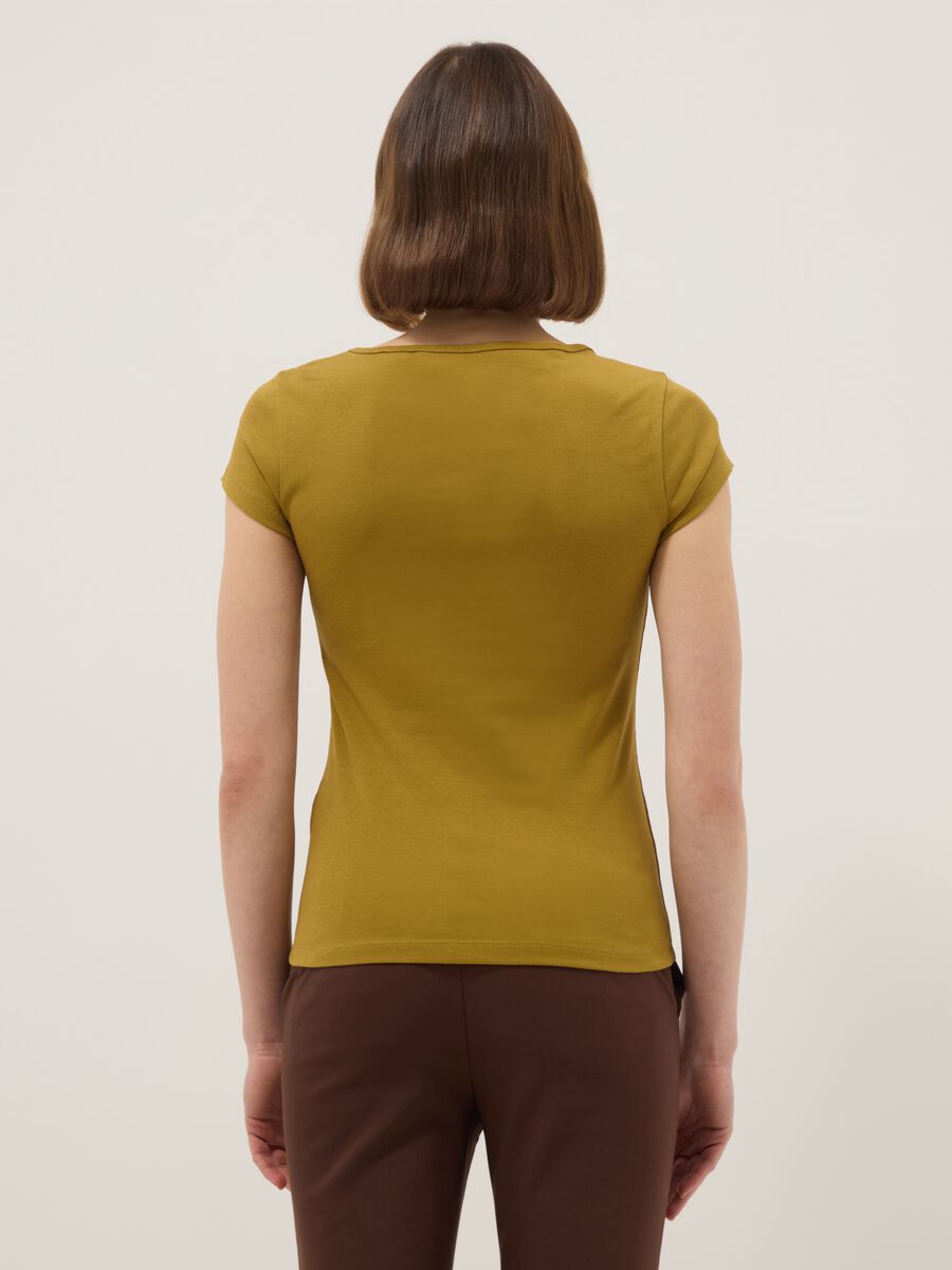 Gr&uuml;nes, figurbetontes T-Shirt aus Stretch-Baumwolle mit eckigem Ausschnitt_3