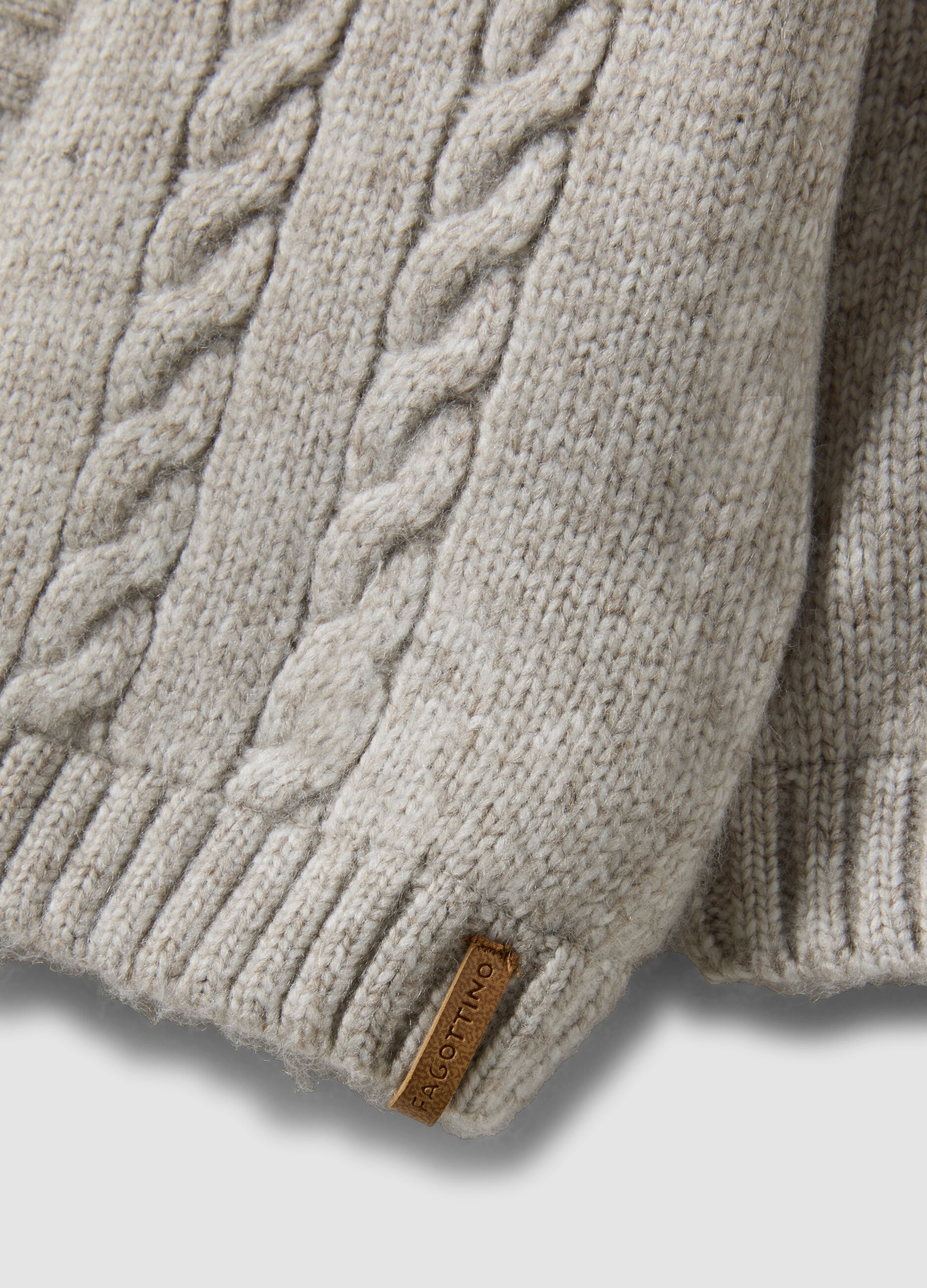 Giacca grigia con cappuccio in maglia a trecce