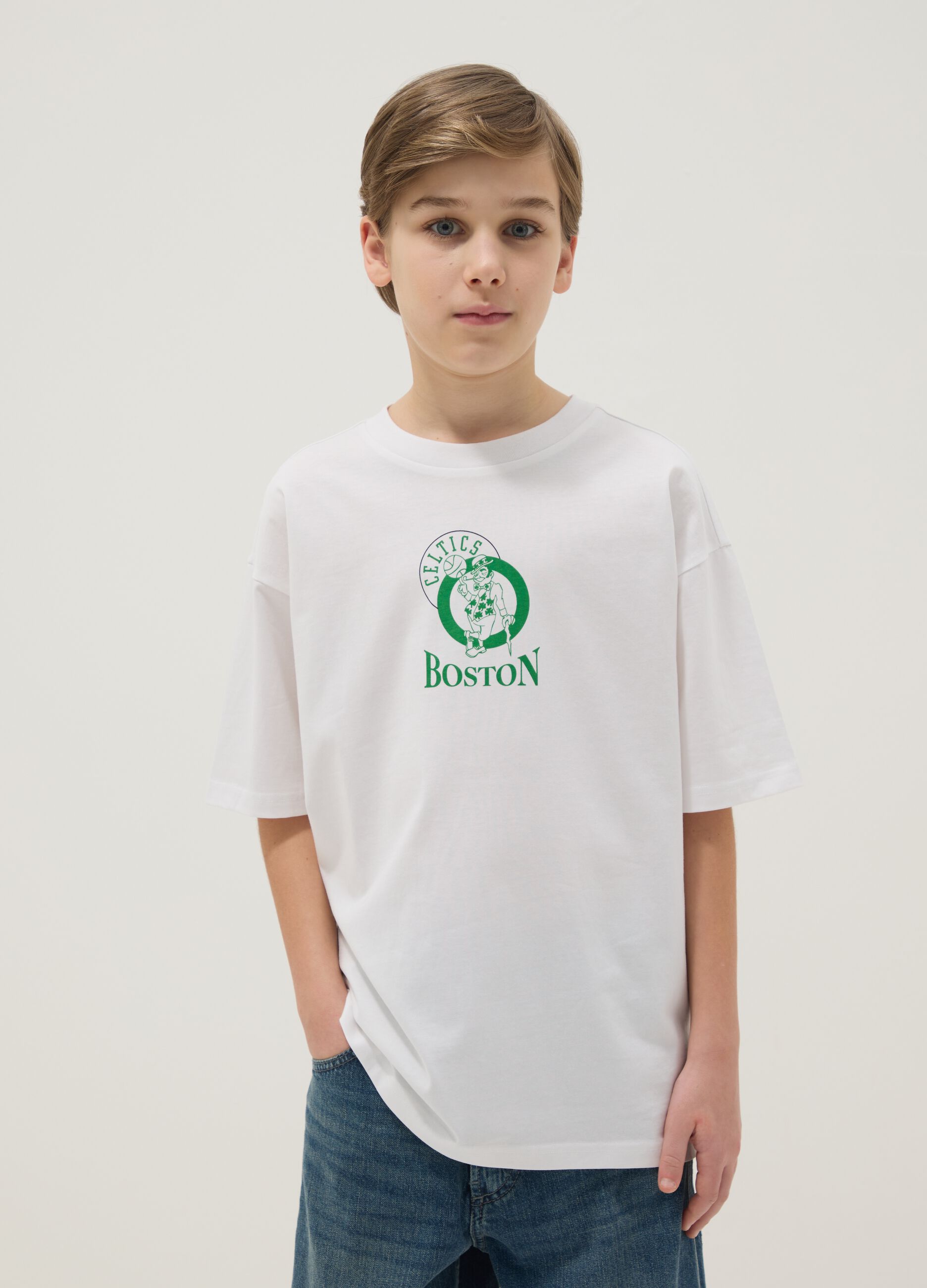 Camiseta branca infantil oversized de algod&atilde;o puro com log&oacute;tipo Boston Celtics