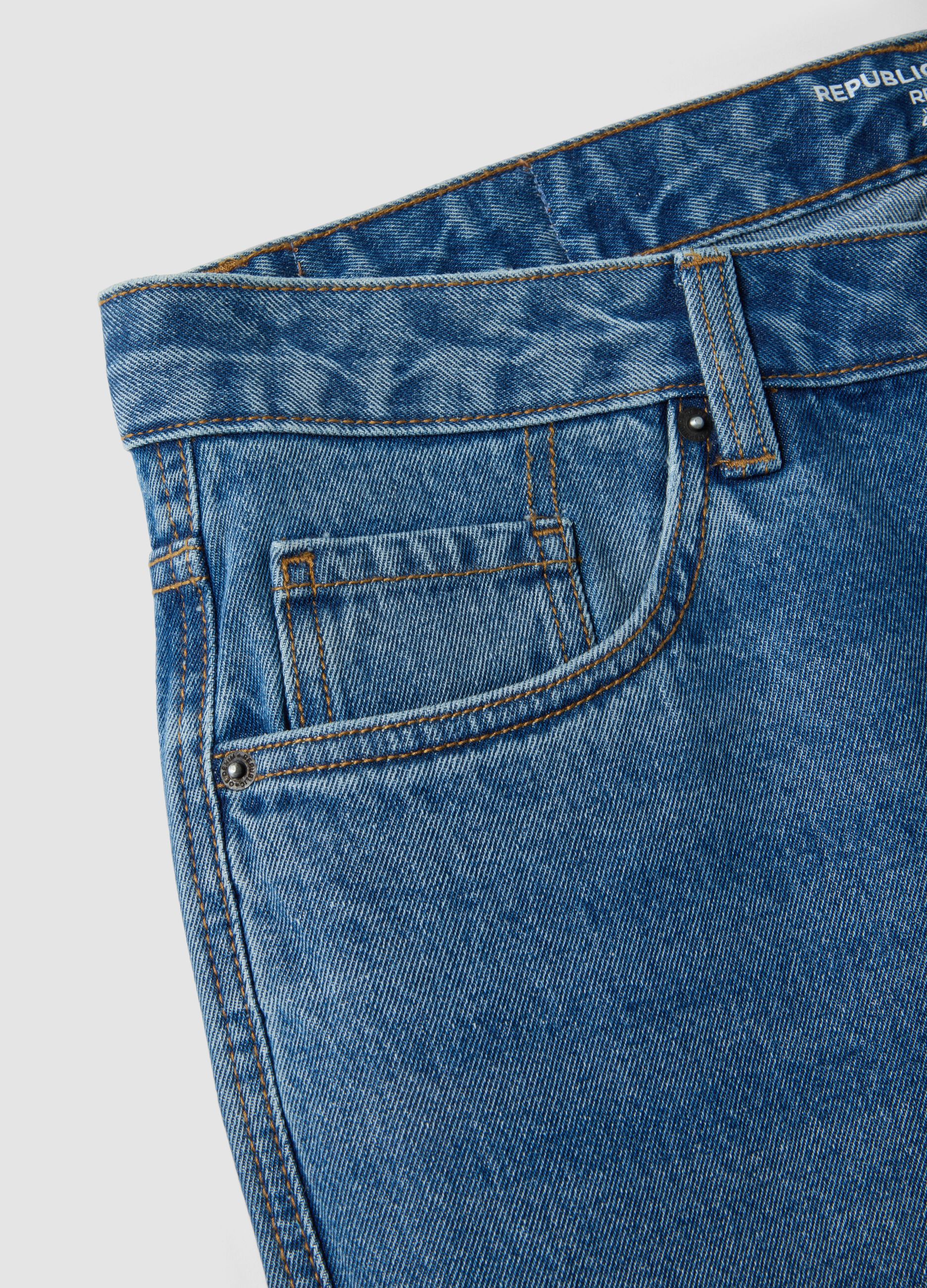 Jeans azuis em ganga de algod&atilde;o puro, corte regular