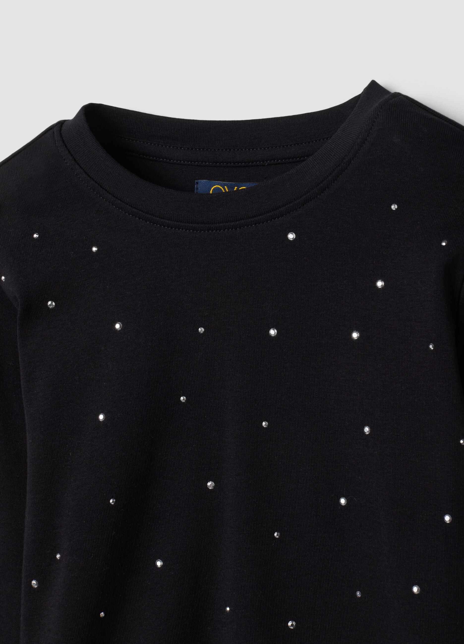 T-shirt nera in cotone elasticizzato con collo a costine slim fit