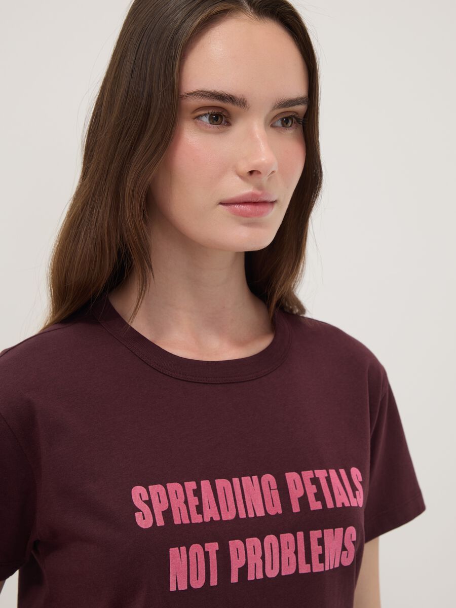 &Kappa;ό&kappa;&kappa;&iota;&nu;&omicron; T-shirt &alpha;&pi;ό 100% &beta;&alpha;&mu;&beta;ά&kappa;&iota; &mu;&epsilon; &sigma;&tau;ά&mu;&pi;&alpha; &mu;&pi;&rho;&omicron;&sigma;&tau;ά, regular &epsilon;&phi;&alpha;&rho;&mu;&omicron;&gamma;ή_0