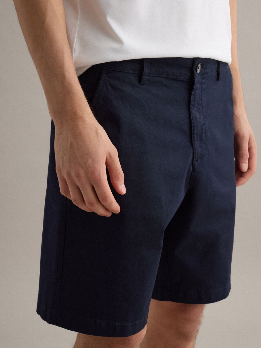 Blue stretch cotton chino shorts, regular fit_3