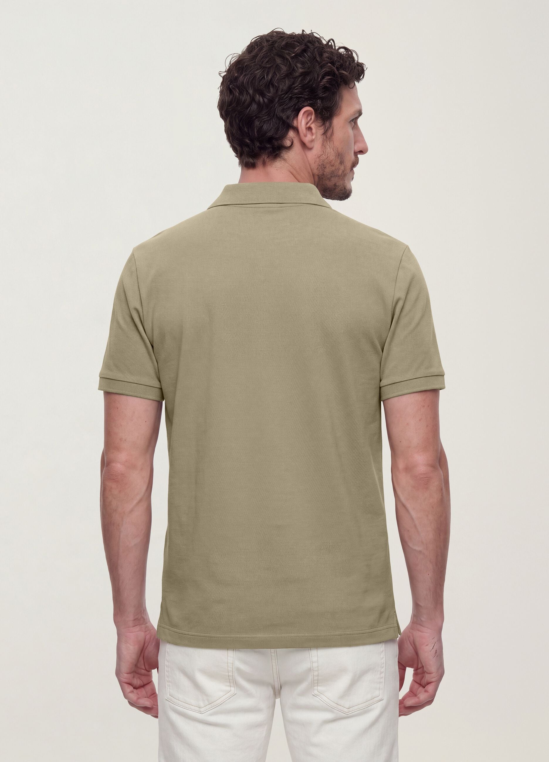 Polo verde em piqu&eacute; 100% algod&atilde;o com colarinho cl&aacute;ssico, corte regular