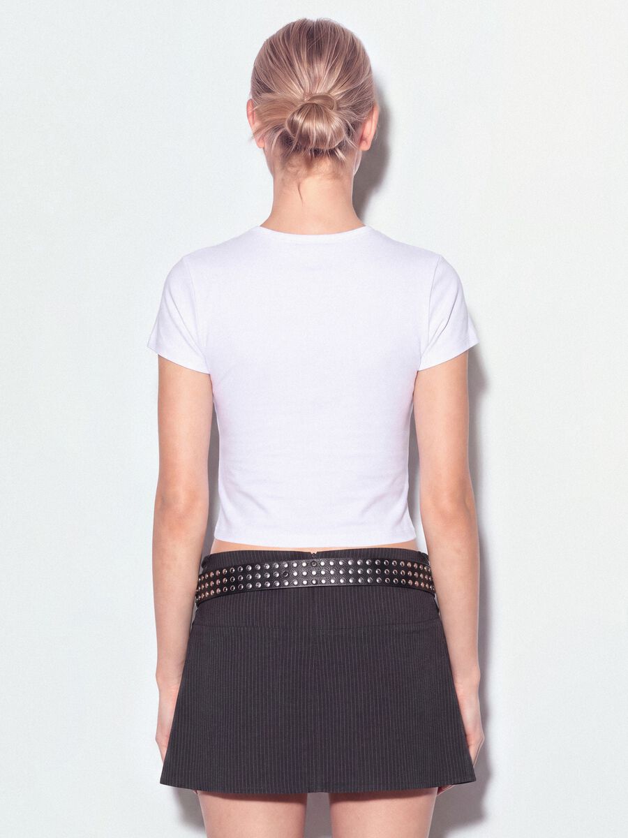 Wei&szlig;es, tailliertes T-Shirt aus reiner Baumwolle mit Frontprint &bdquo;Six Seven&ldquo;_2