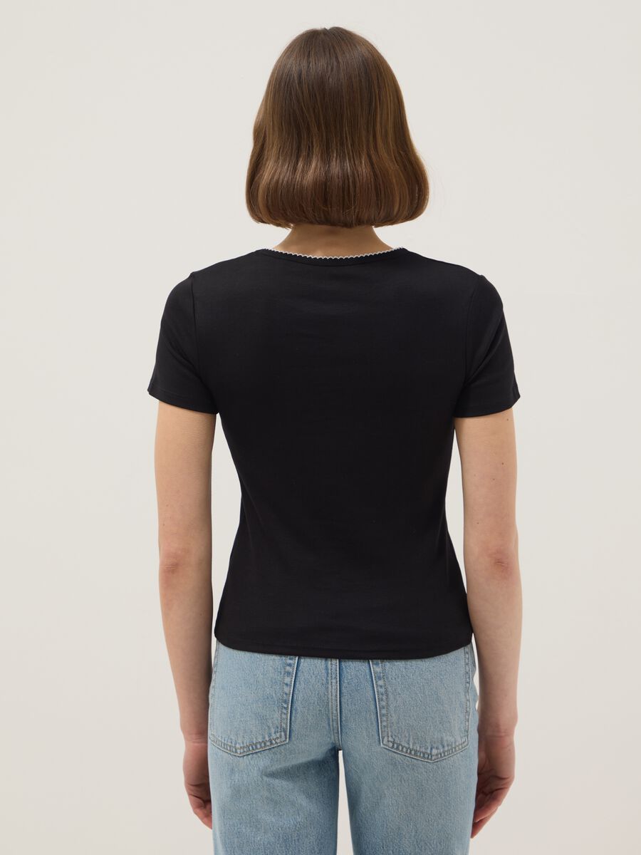 Schwarzes Regular-Fit-T-Shirt aus reiner Baumwolle mit Kontrastnaht_2