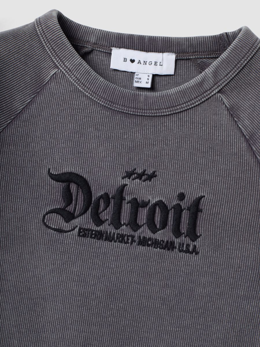Graues, figurbetontes T-Shirt aus geripptem Stretch-Baumwollstoff mit Detroit-Schriftzug_2