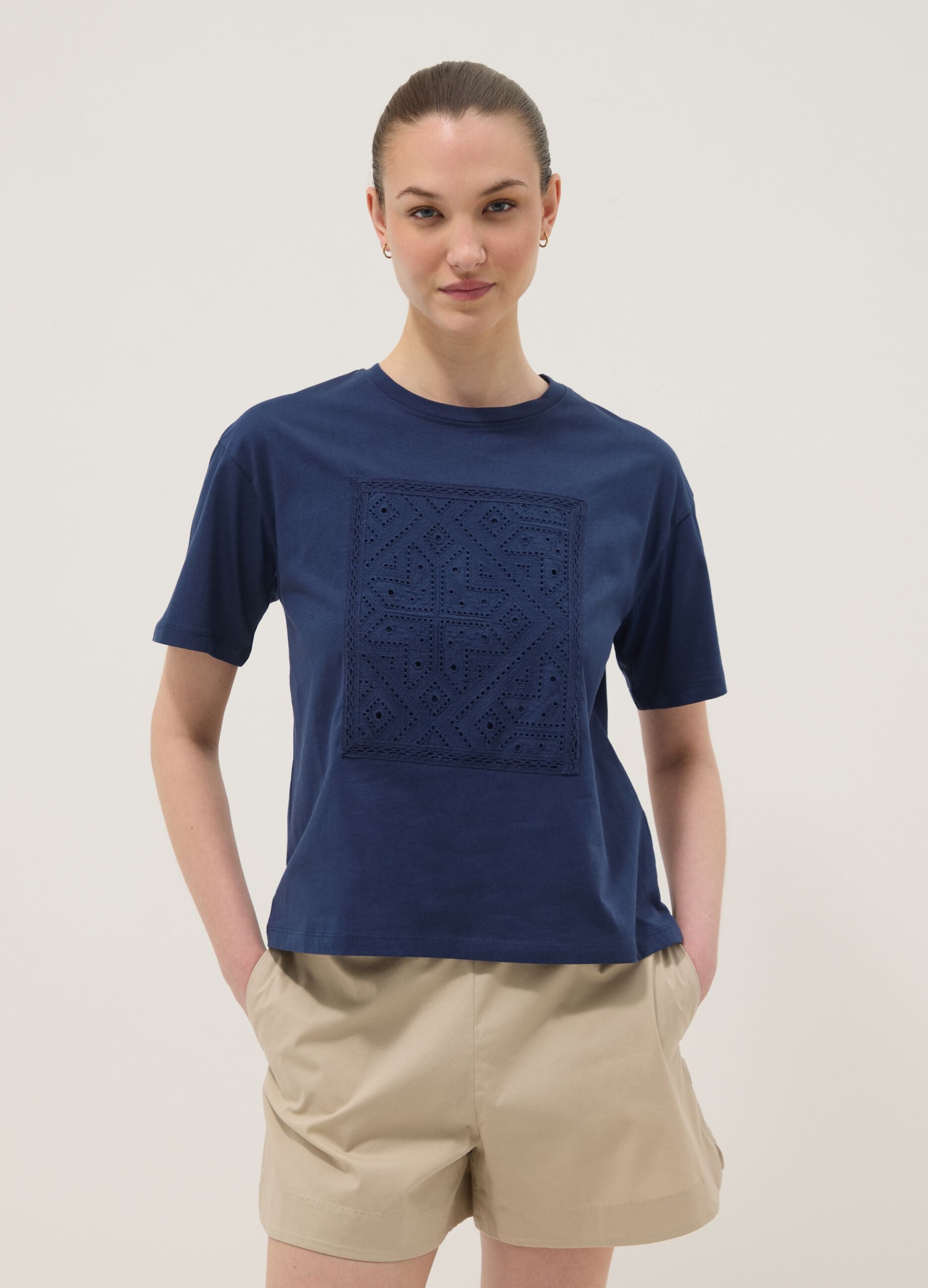 Blaues Regular-Fit T-Shirt aus reiner Baumwolle mit Lochdetail