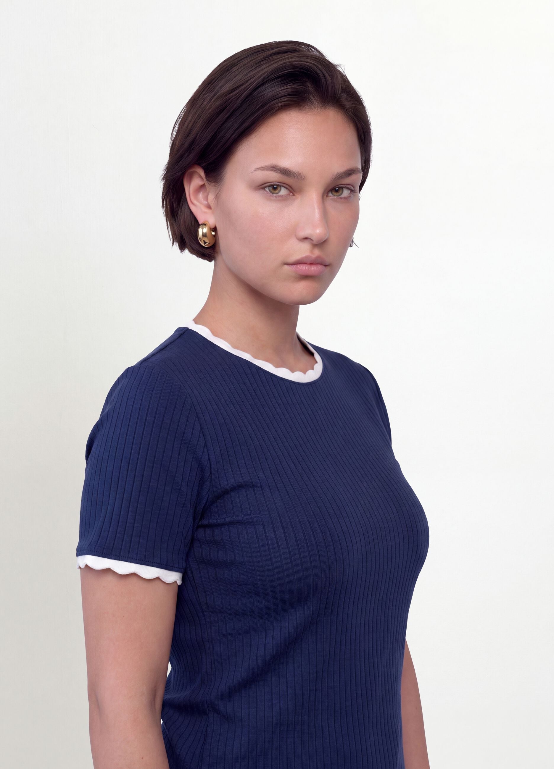&Mu;&pi;&lambda;&epsilon; T-shirt &alpha;&pi;ό &epsilon;&lambda;&alpha;&sigma;&tau;&iota;&kappa;ή &beta;&iota;&sigma;&kappa;ό&zeta;&eta; &mu;&epsilon; &sigma;&tau;&rho;&omicron;&gamma;&gamma;&upsilon;&lambda;ή &lambda;&alpha;&iota;&mu;ό&kappa;&omicron;&psi;&eta; &kappa;&alpha;&iota; &lambda;&epsilon;&pi;&tau;&omicron;&mu;έ&rho;&epsilon;&iota;&epsilon;&sigmaf; &sigma;&epsilon; &alpha;&nu;&tau;ί&theta;&epsilon;&sigma;&eta;