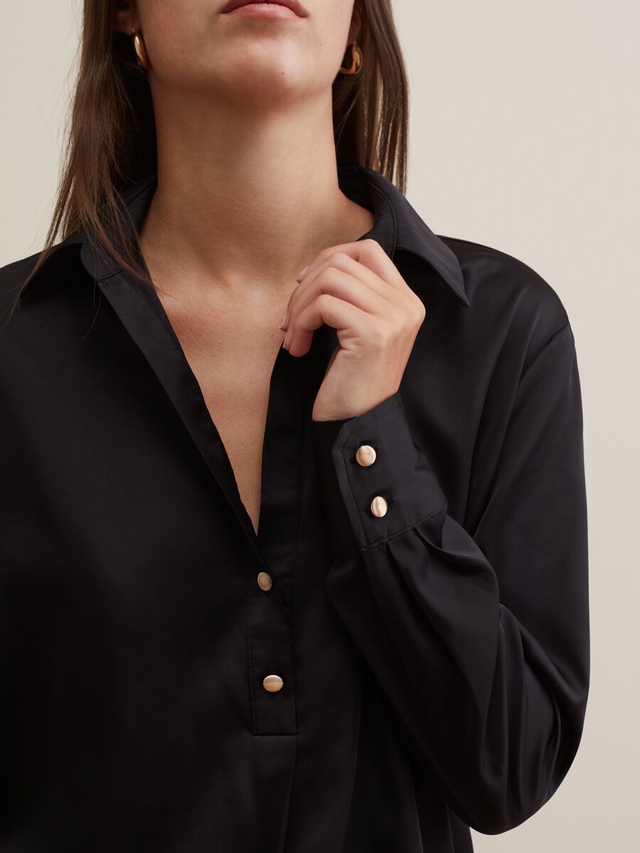 Satin blouse with collar and buttons_1