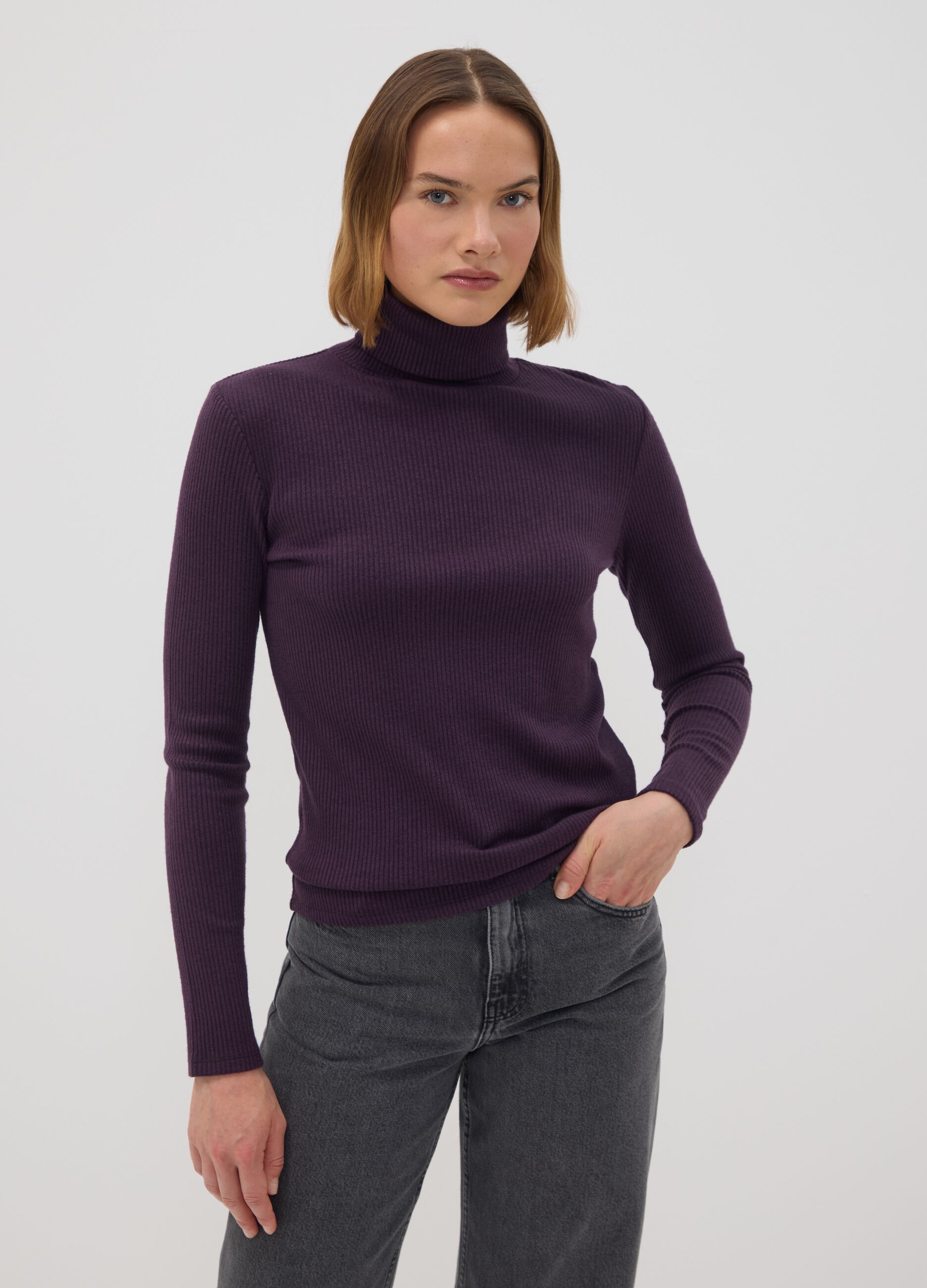 Maglia viola in misto viscosa a costine con girocollo