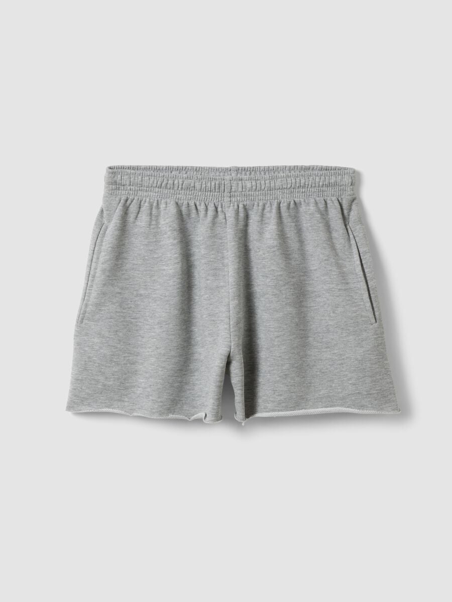 Short gris en mezcla de algod&oacute;n con cintura el&aacute;stica_0