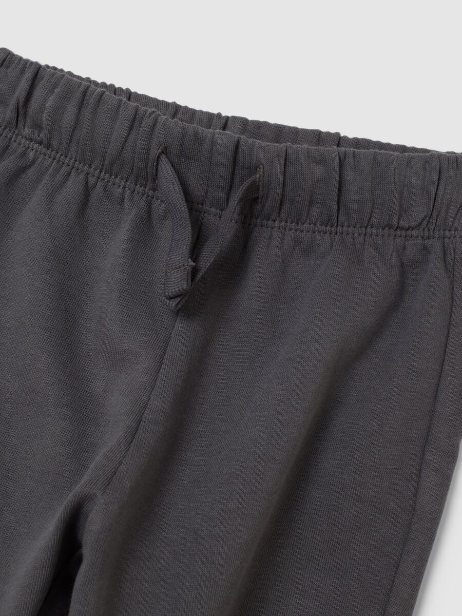 Multicolour cotton sweatshirt and trousers set for boys, regular fit_2