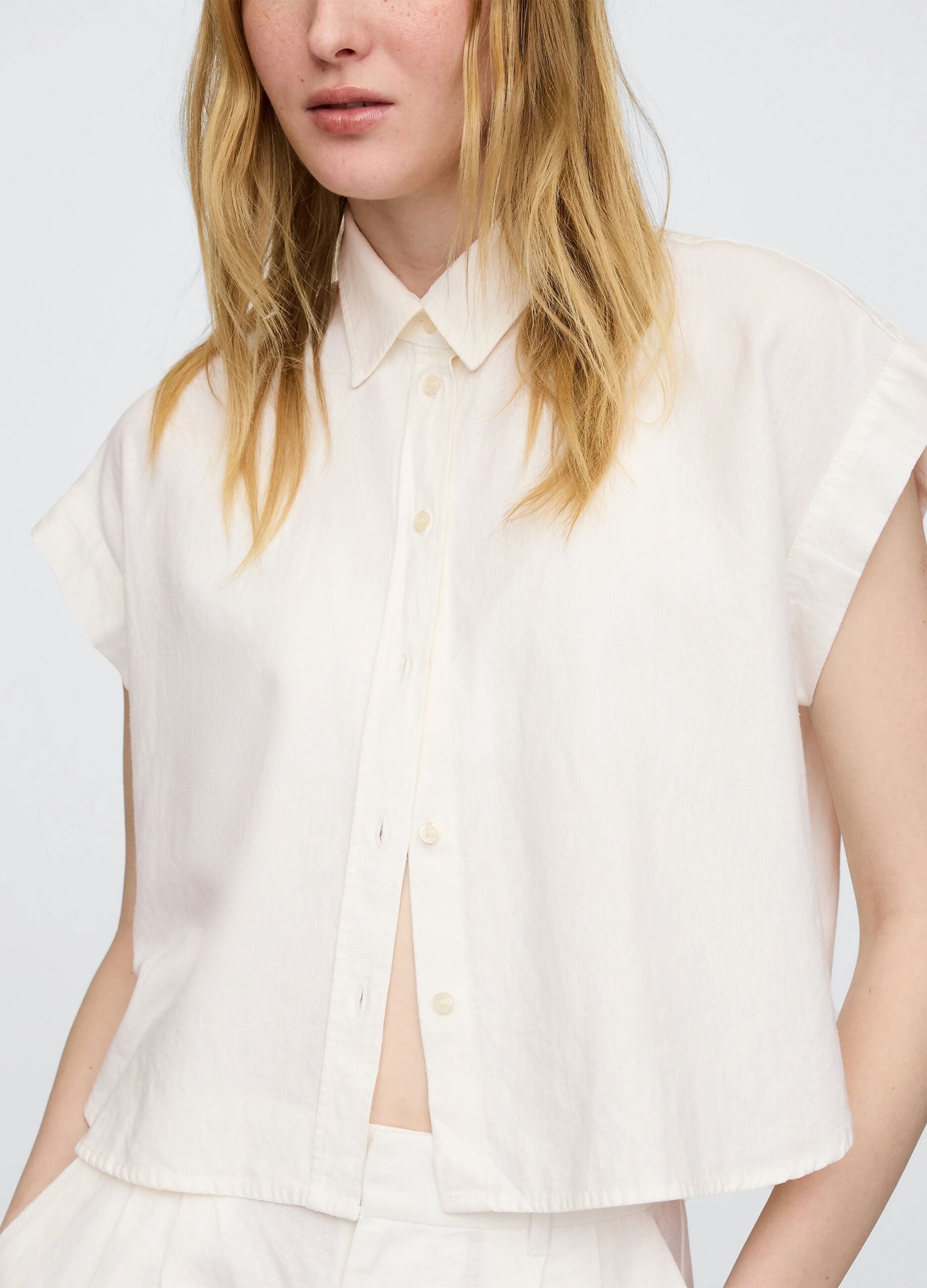 Sleeveless white linen and viscose shirt