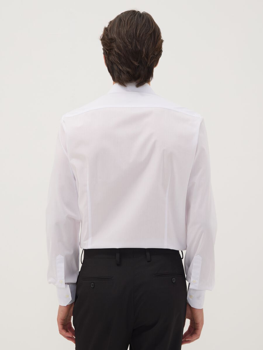 &Lambda;&epsilon;&upsilon;&kappa;ό slim fit &epsilon;ύ&kappa;&omicron;&lambda;&omicron; &sigma;&tau;&omicron; &sigma;&iota;&delta;έ&rho;&omega;&mu;&alpha; &pi;&omicron;&upsilon;&kappa;ά&mu;&iota;&sigma;&omicron; &mu;&epsilon; &kappa;&lambda;&alpha;&sigma;&iota;&kappa;ό &gamma;&iota;&alpha;&kappa;ά_3