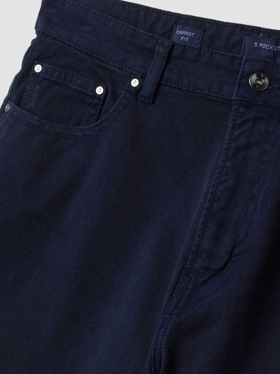 Blaue Carrot-Fit-Hose aus elastischem Baumwolltwill_1