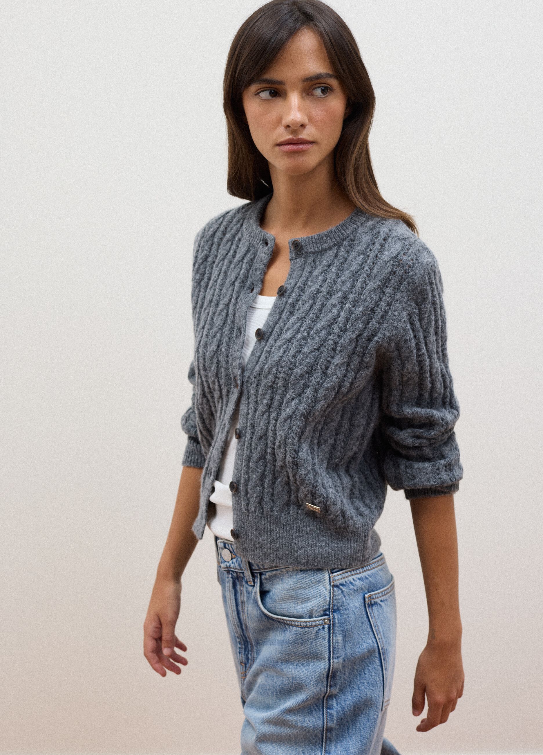 Cardigan cinzento em mistura de l&atilde; com tran&ccedil;as