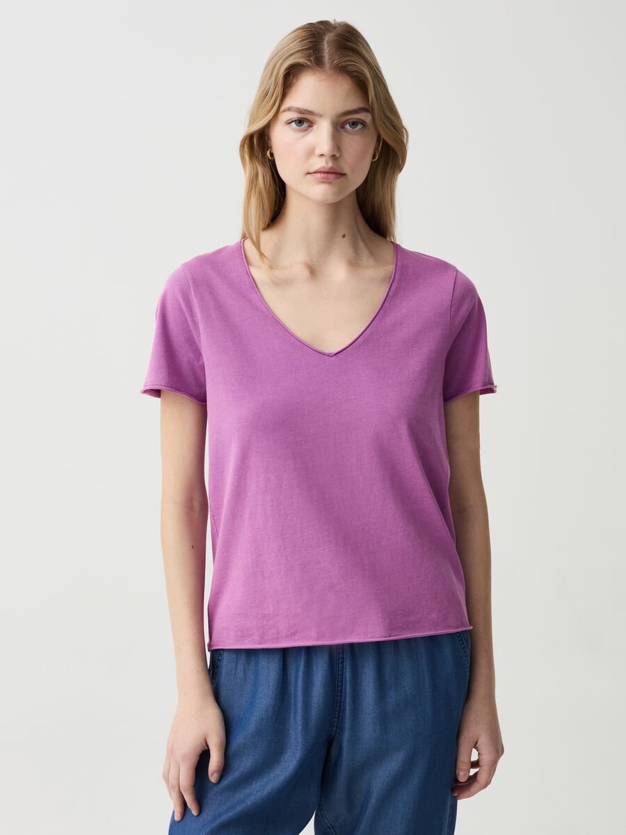 T-shirt with V neck and rolled edging_0