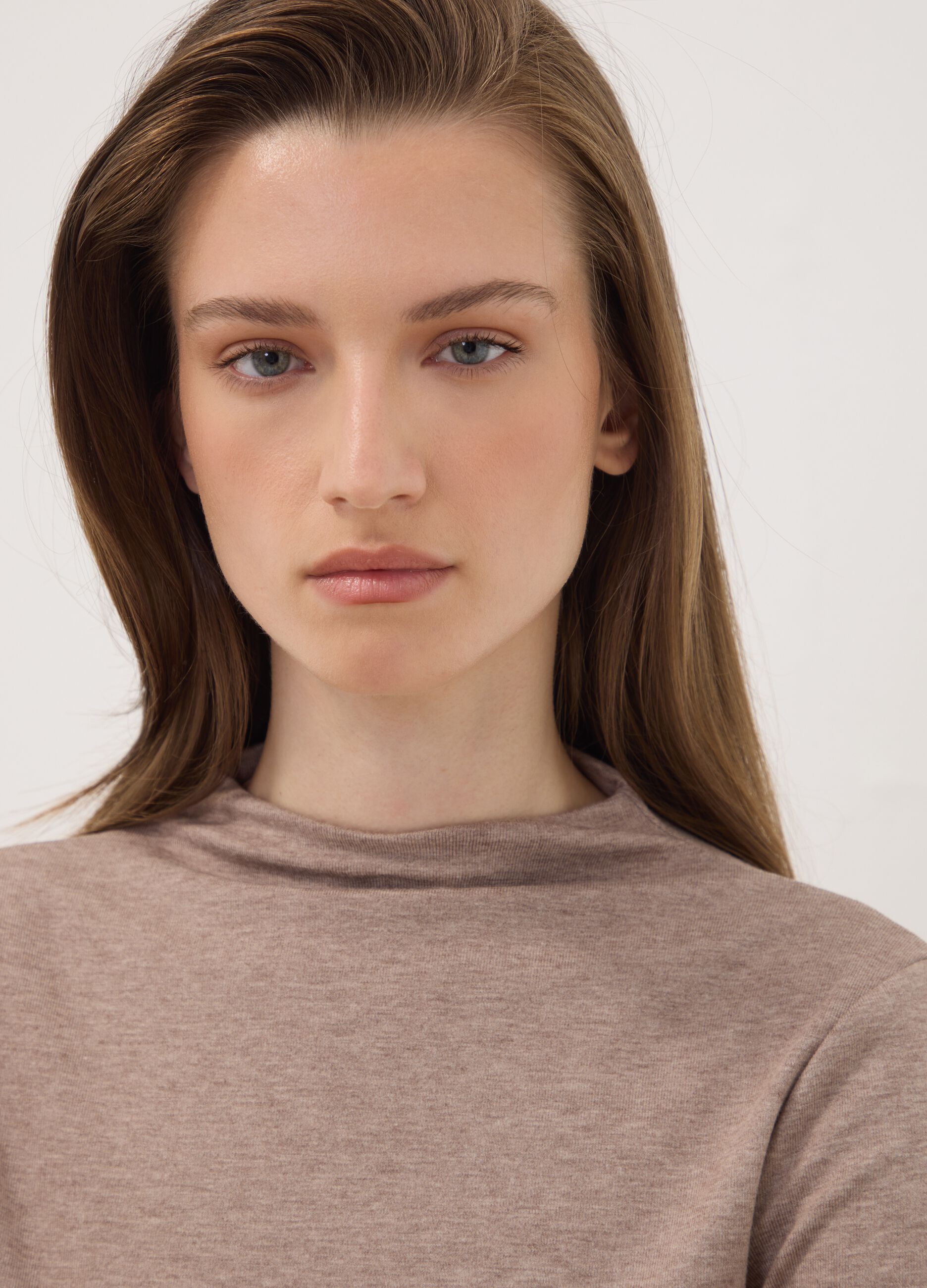 T-shirt beige in viscosa elasticizzata con girocollo