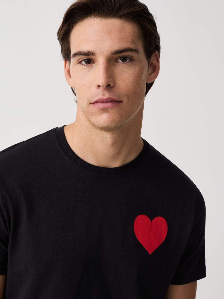 T-shirt con stampa cuore e lettering_1