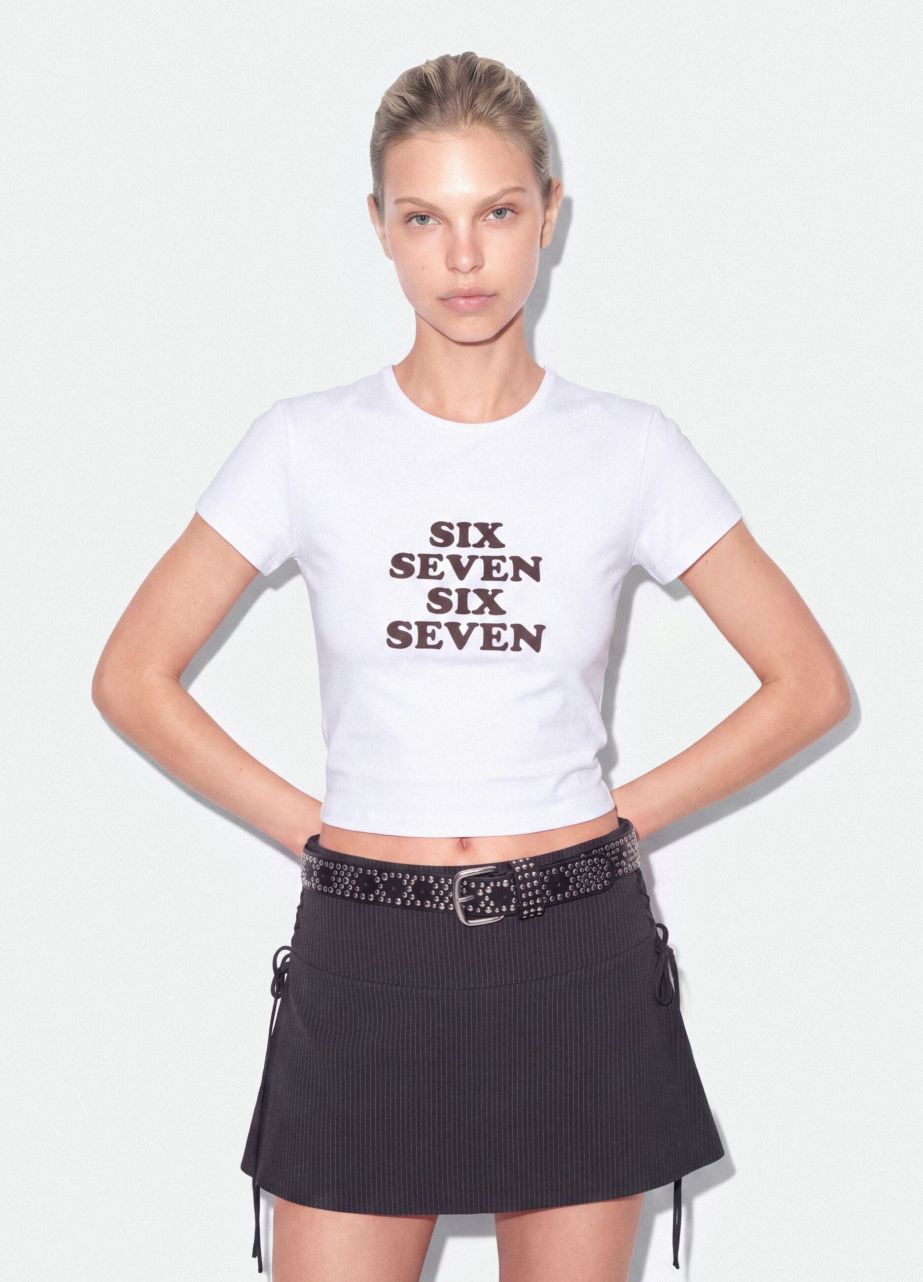 Wei&szlig;es, figurbetontes T-Shirt aus reiner Baumwolle mit Six-Seven-Frontprint