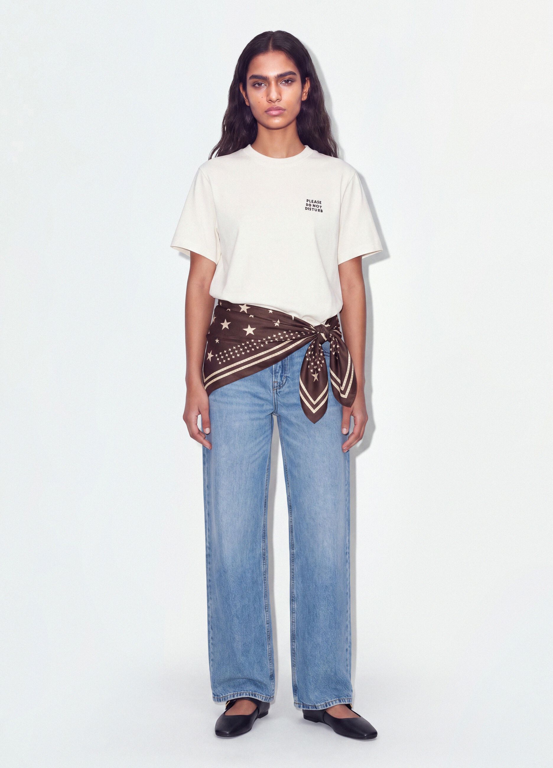 &Lambda;&epsilon;&upsilon;&kappa;ό T-shirt relaxed fit &alpha;&pi;ό 100% &beta;&alpha;&mu;&beta;ά&kappa;&iota; &mu;&epsilon; &sigma;&tau;ά&mu;&pi;&alpha; &sigma;&tau;&omicron; &sigma;&tau;ή&theta;&omicron;&sigmaf;