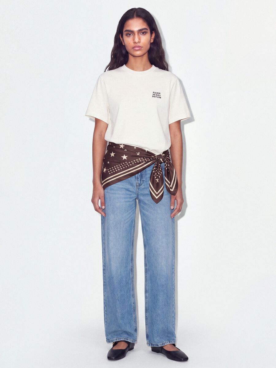 &Lambda;&epsilon;&upsilon;&kappa;ό T-shirt relaxed fit &alpha;&pi;ό 100% &beta;&alpha;&mu;&beta;ά&kappa;&iota; &mu;&epsilon; &sigma;&tau;ά&mu;&pi;&alpha; &sigma;&tau;&omicron; &sigma;&tau;ή&theta;&omicron;&sigmaf;_1