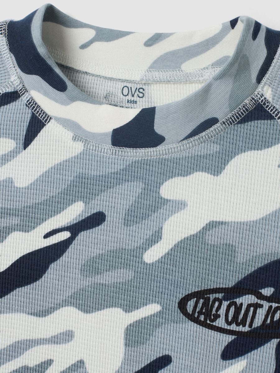 &Pi;&omicron;&lambda;ύ&chi;&rho;&omega;&mu;&omicron; T-shirt &alpha;&pi;ό 100% &beta;&alpha;&mu;&beta;ά&kappa;&iota;, relaxed &epsilon;&phi;&alpha;&rho;&mu;&omicron;&gamma;ή &mu;&epsilon; camouflage &sigma;&tau;ά&mu;&pi;&alpha; &gamma;&iota;&alpha; &alpha;&gamma;ό&rho;&iota;&alpha;_2