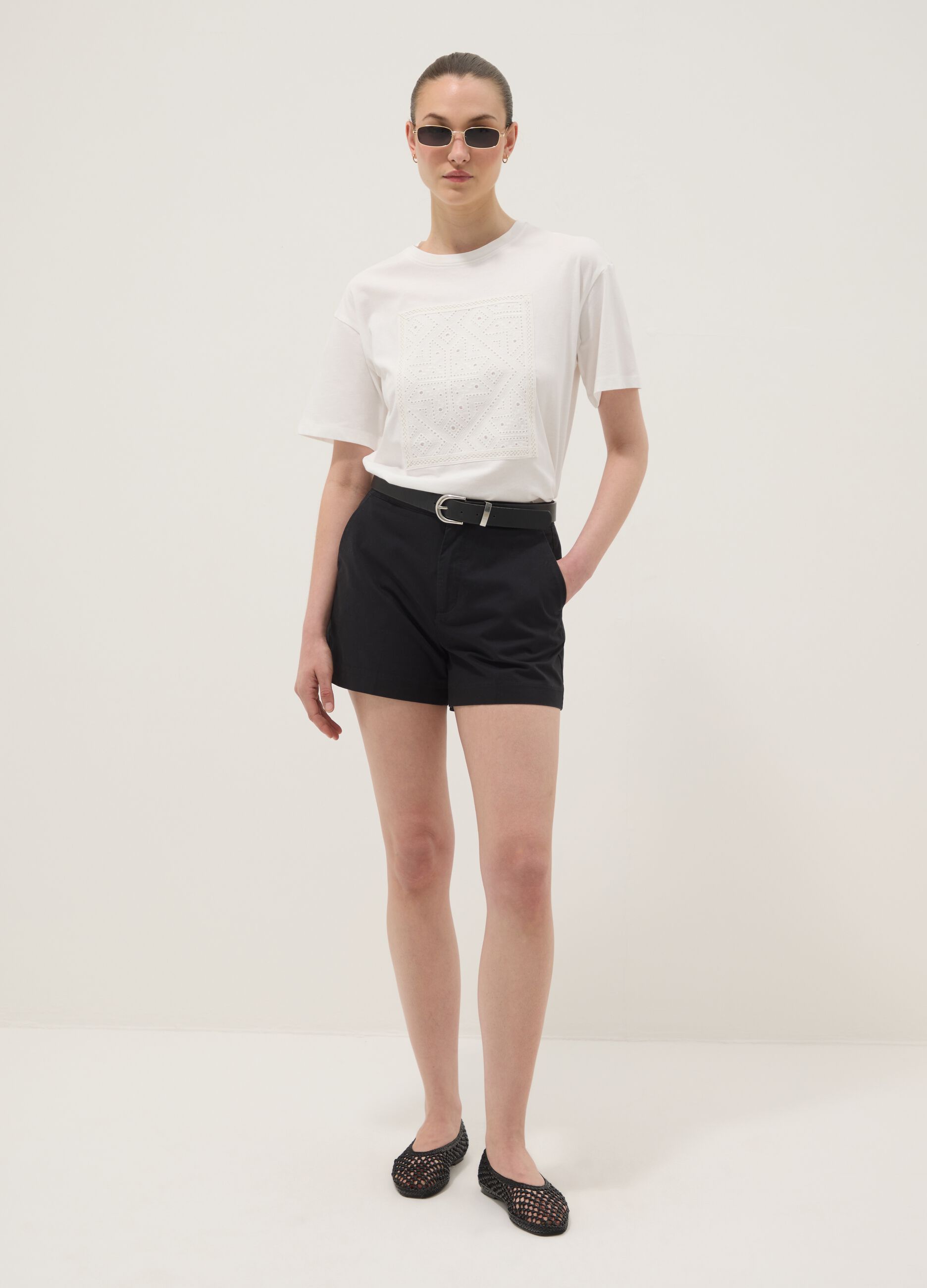 &Lambda;&epsilon;&upsilon;&kappa;ό T-shirt regular fit &alpha;&pi;ό 100% &beta;&alpha;&mu;&beta;ά&kappa;&iota; &mu;&epsilon; &delta;&iota;ά&tau;&rho;&eta;&tau;&eta; &lambda;&epsilon;&pi;&tau;&omicron;&mu;έ&rho;&epsilon;&iota;&alpha;