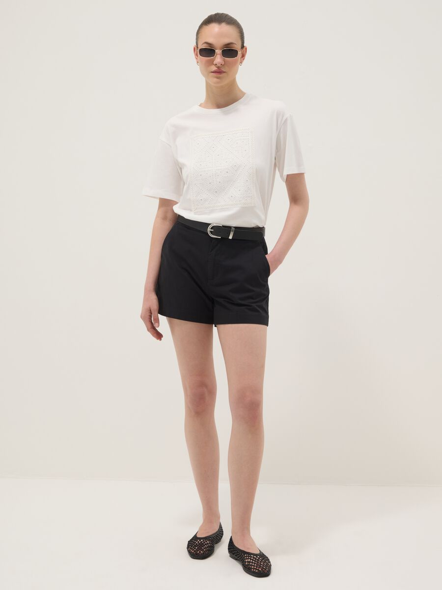 &Lambda;&epsilon;&upsilon;&kappa;ό T-shirt regular fit &alpha;&pi;ό 100% &beta;&alpha;&mu;&beta;ά&kappa;&iota; &mu;&epsilon; &delta;&iota;ά&tau;&rho;&eta;&tau;&eta; &lambda;&epsilon;&pi;&tau;&omicron;&mu;έ&rho;&epsilon;&iota;&alpha;_2