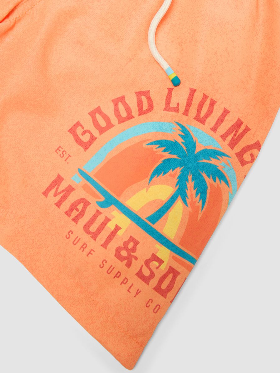 Orangefarbene Jungen-Badeshorts mit Tropenprint_2