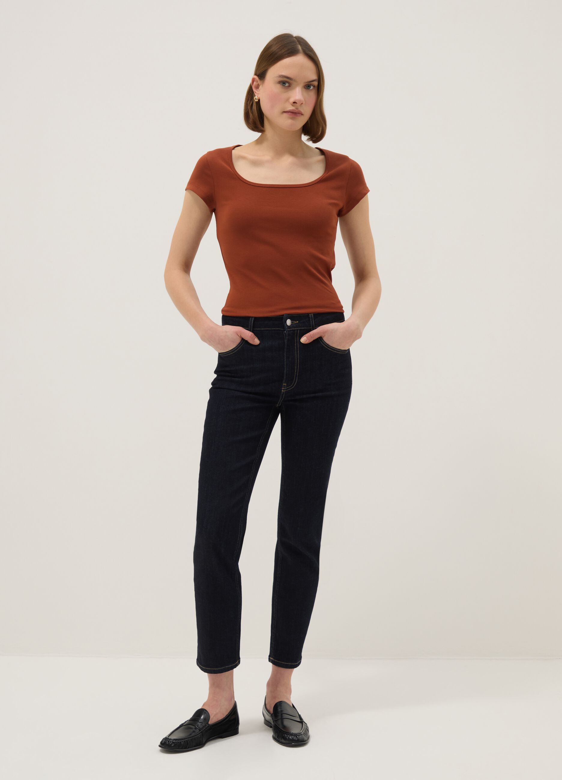 Orangefarbenes, figurbetontes T-Shirt aus Stretch-Baumwolle mit eckigem Ausschnitt