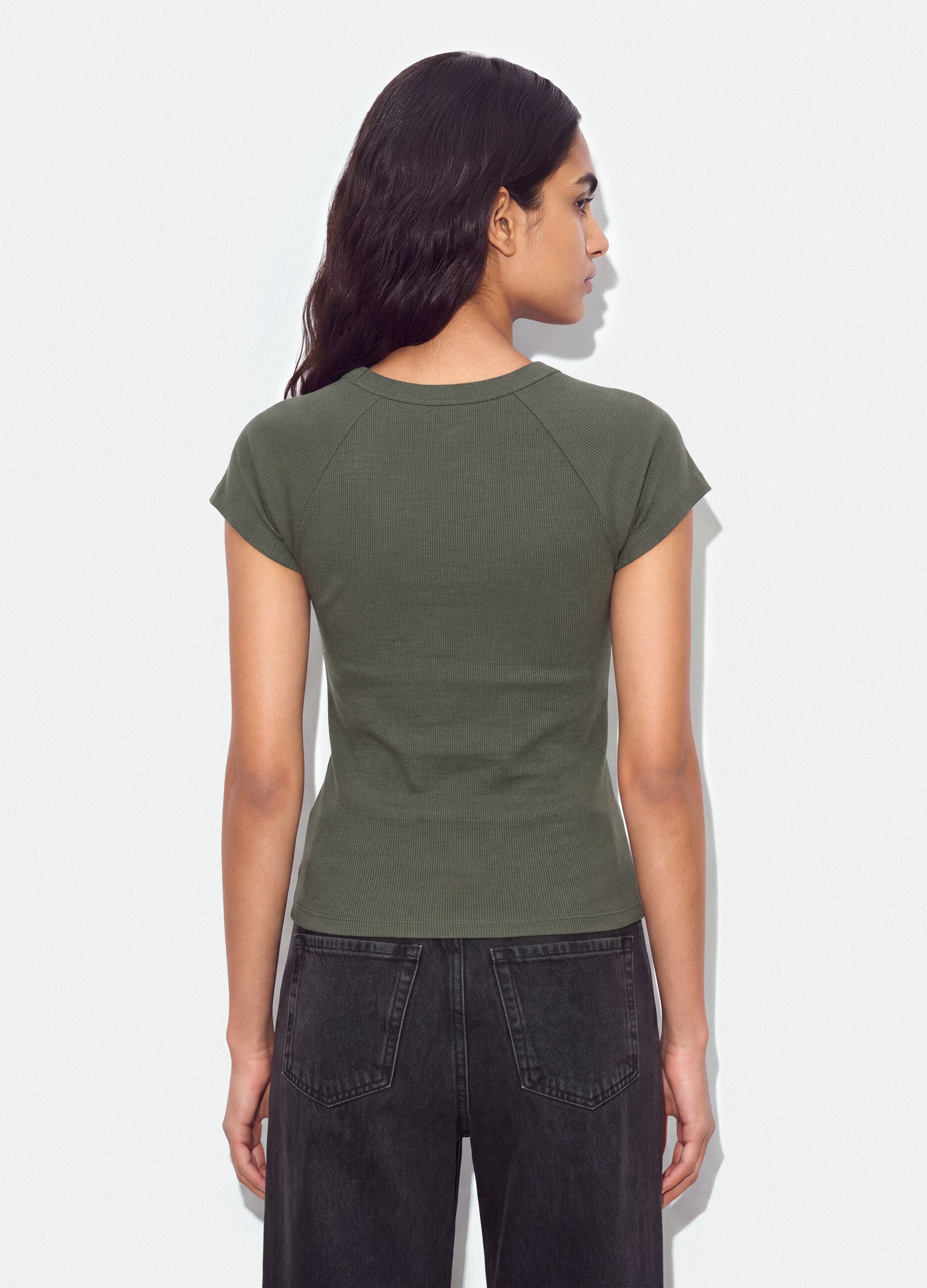 Gr&uuml;nes, figurbetontes T-Shirt aus geripptem Stretch-Baumwollstoff mit Nieten