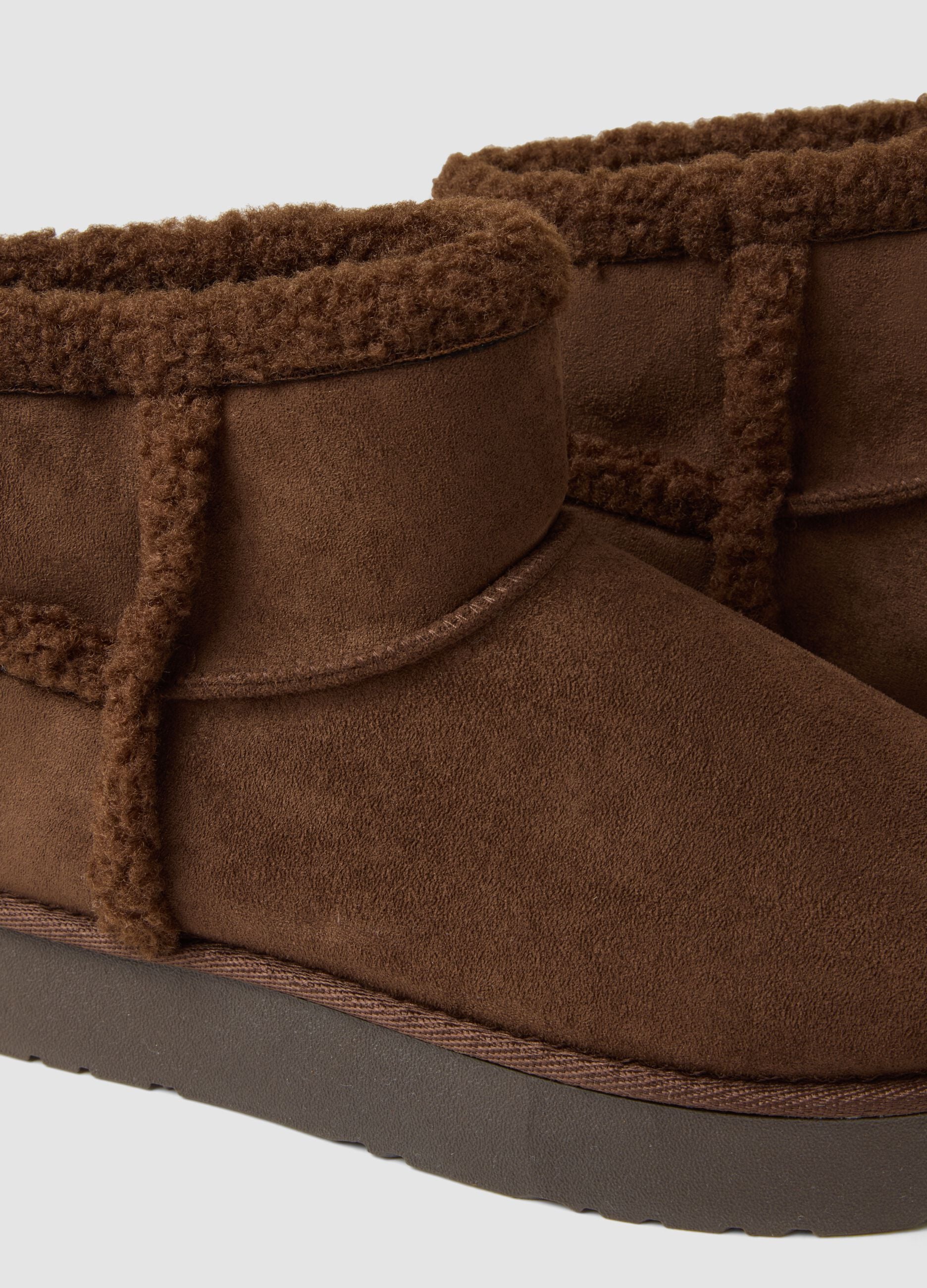Botins castanhos com acabamento