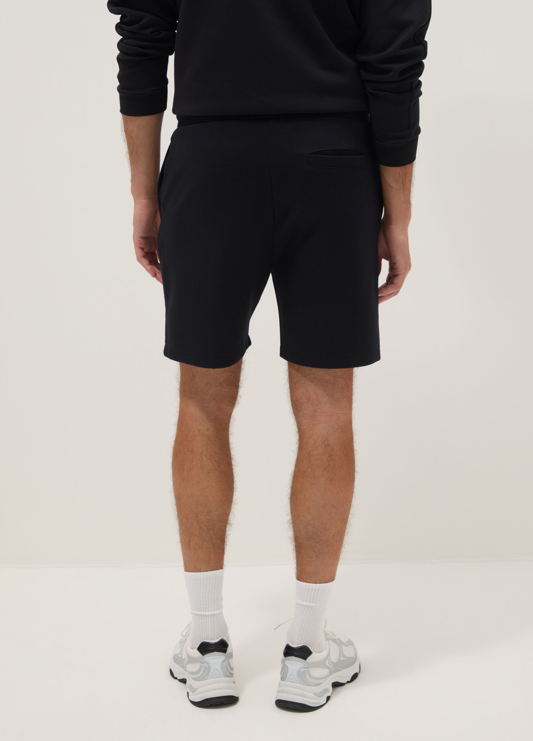 Schwarze Regular-Fit-Shorts aus Baumwollmix mit Kordelzug