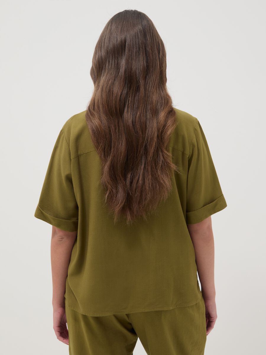 Camisa verde em mistura de viscose e linho, corte regular_3
