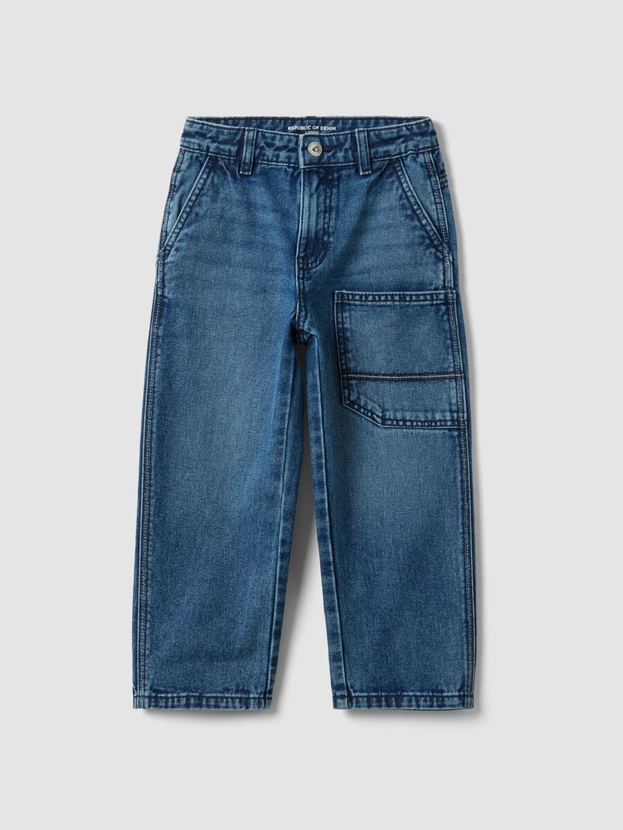 Jeans blu in puro cotone con tasche applicate loose fit per bambino_0