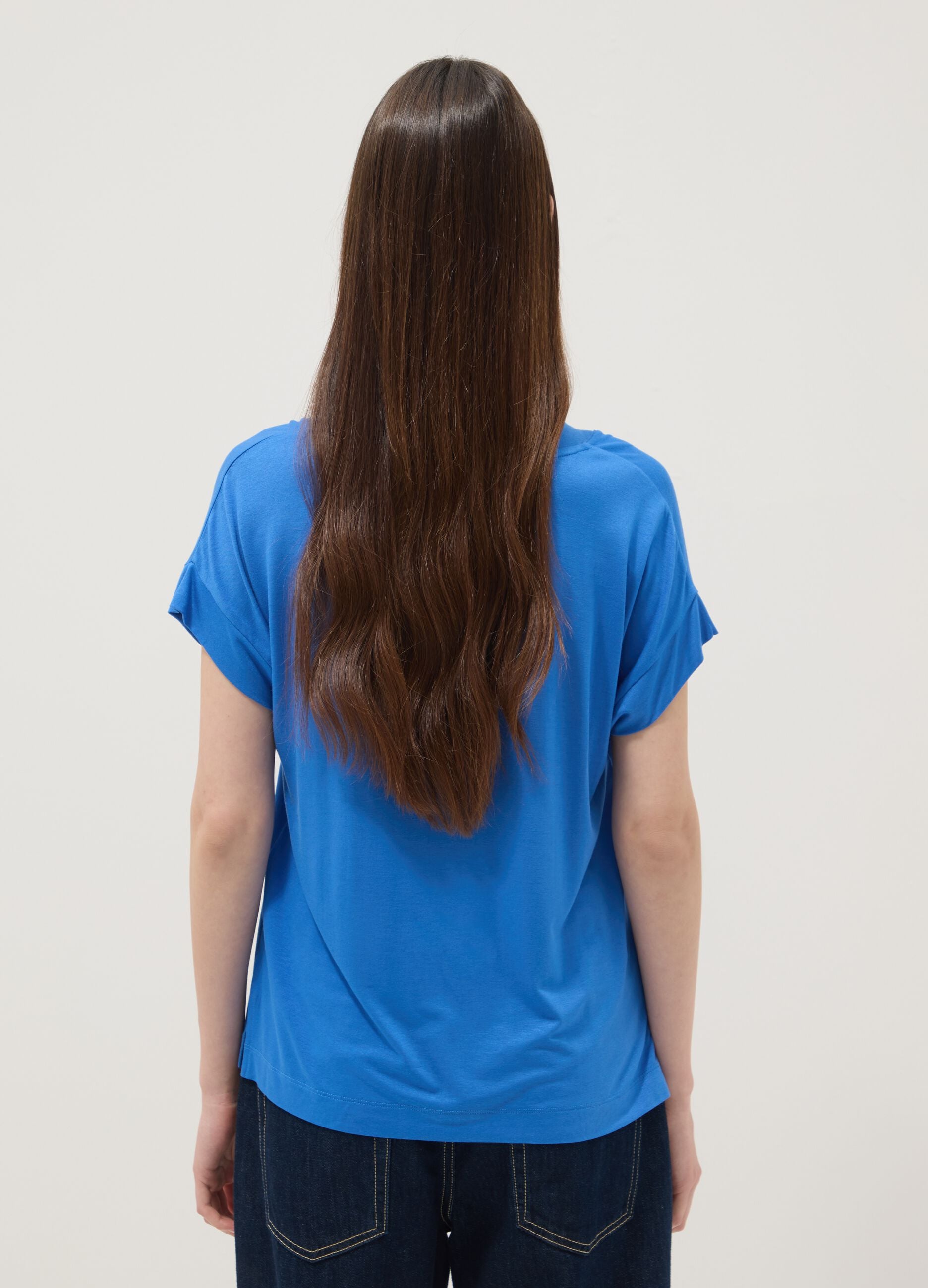 Camiseta azul de viscosa el&aacute;stica con cuello en V