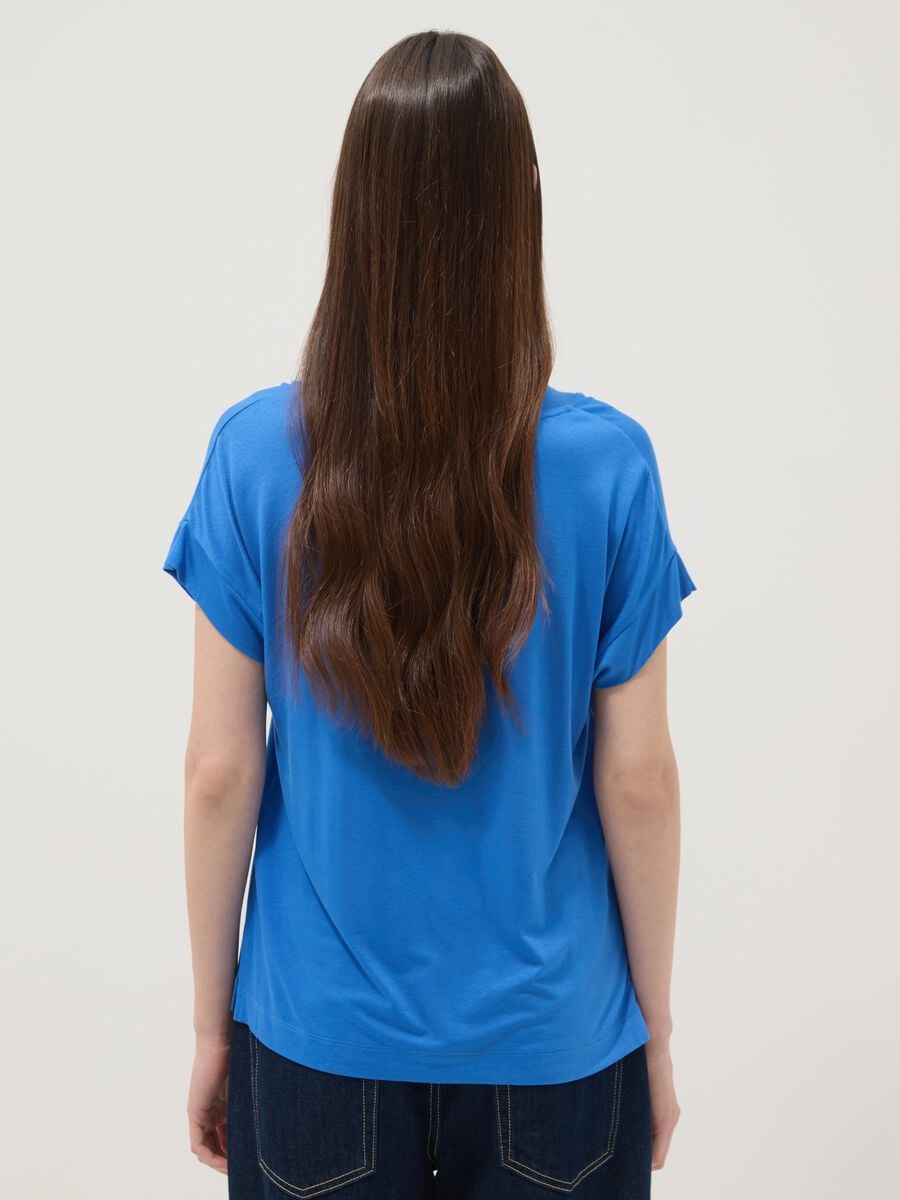 Camiseta azul de viscosa el&aacute;stica con cuello en V_3