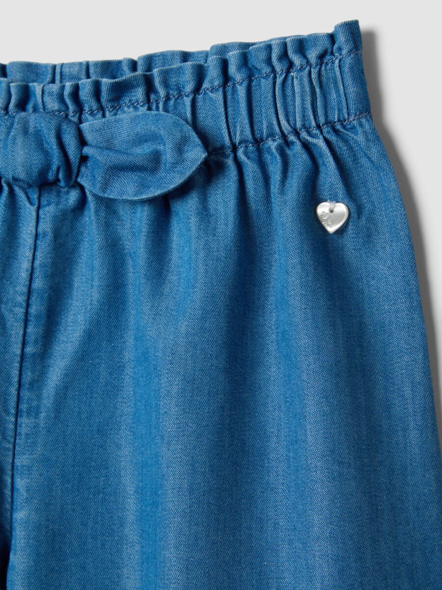 Pantaloni in misto cotone denim blu da bimba wide leg con ricami_2