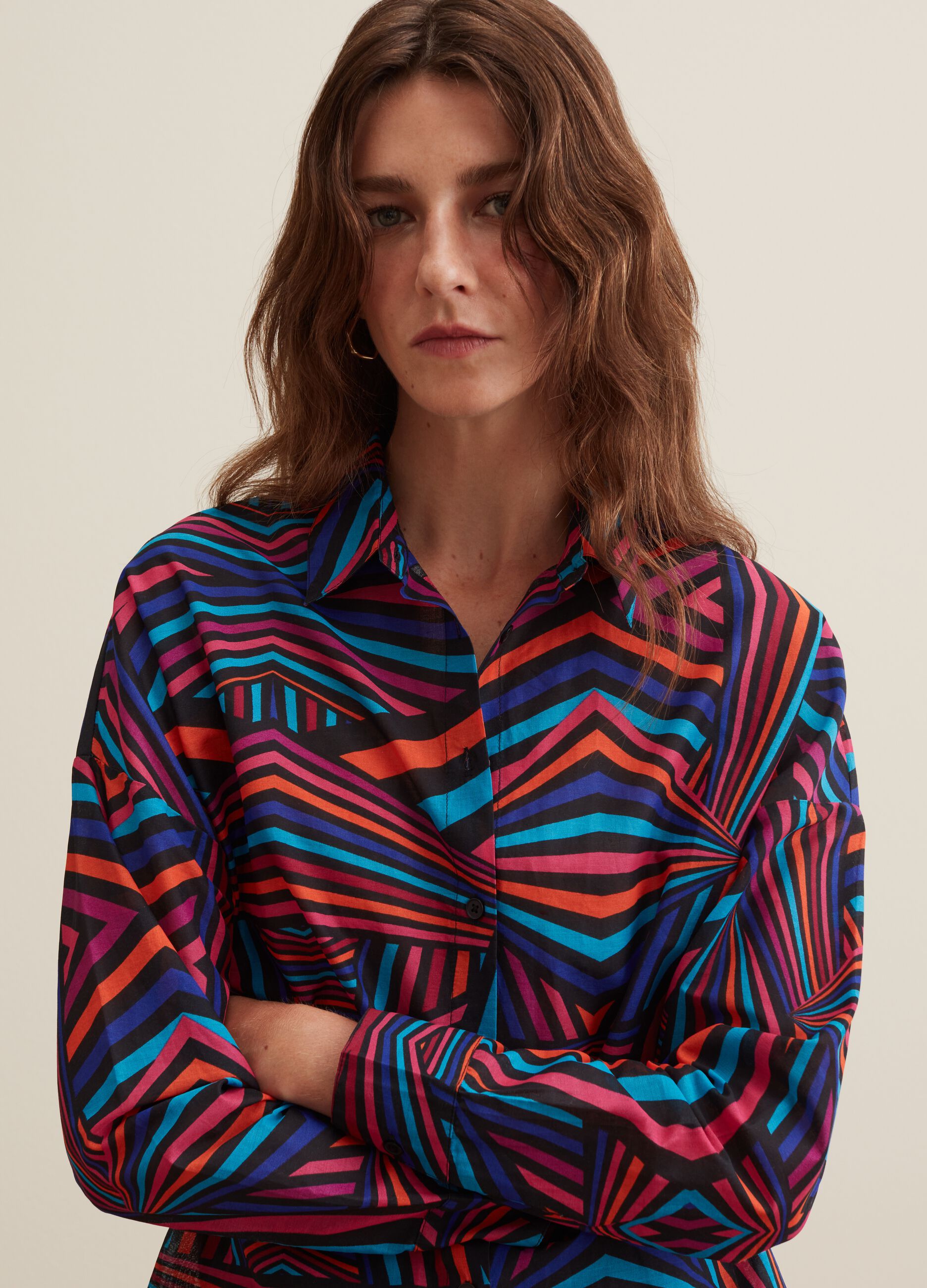 Shirt with multicoloured optical pattern_3