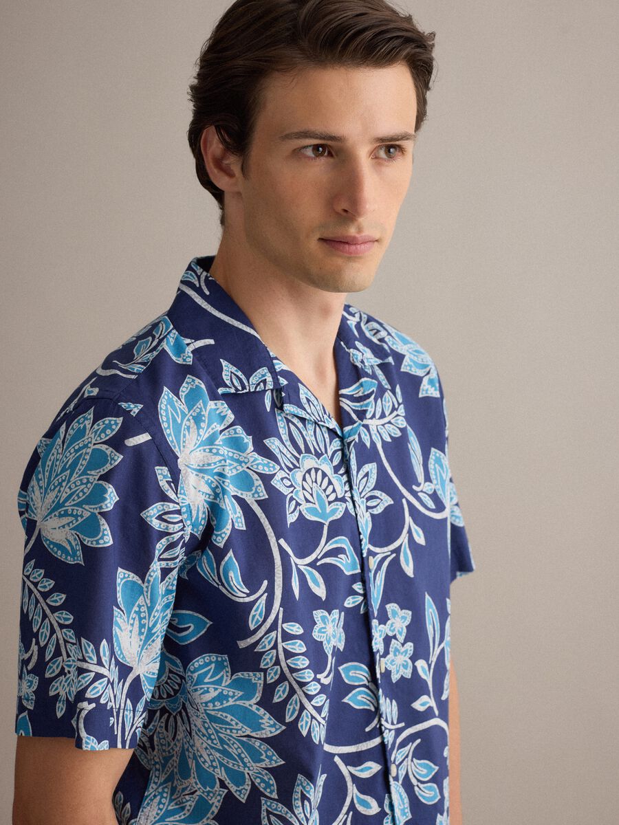 Blaues Herren-Kurzarmhemd aus Bio-Baumwolle mit floralem Print_3