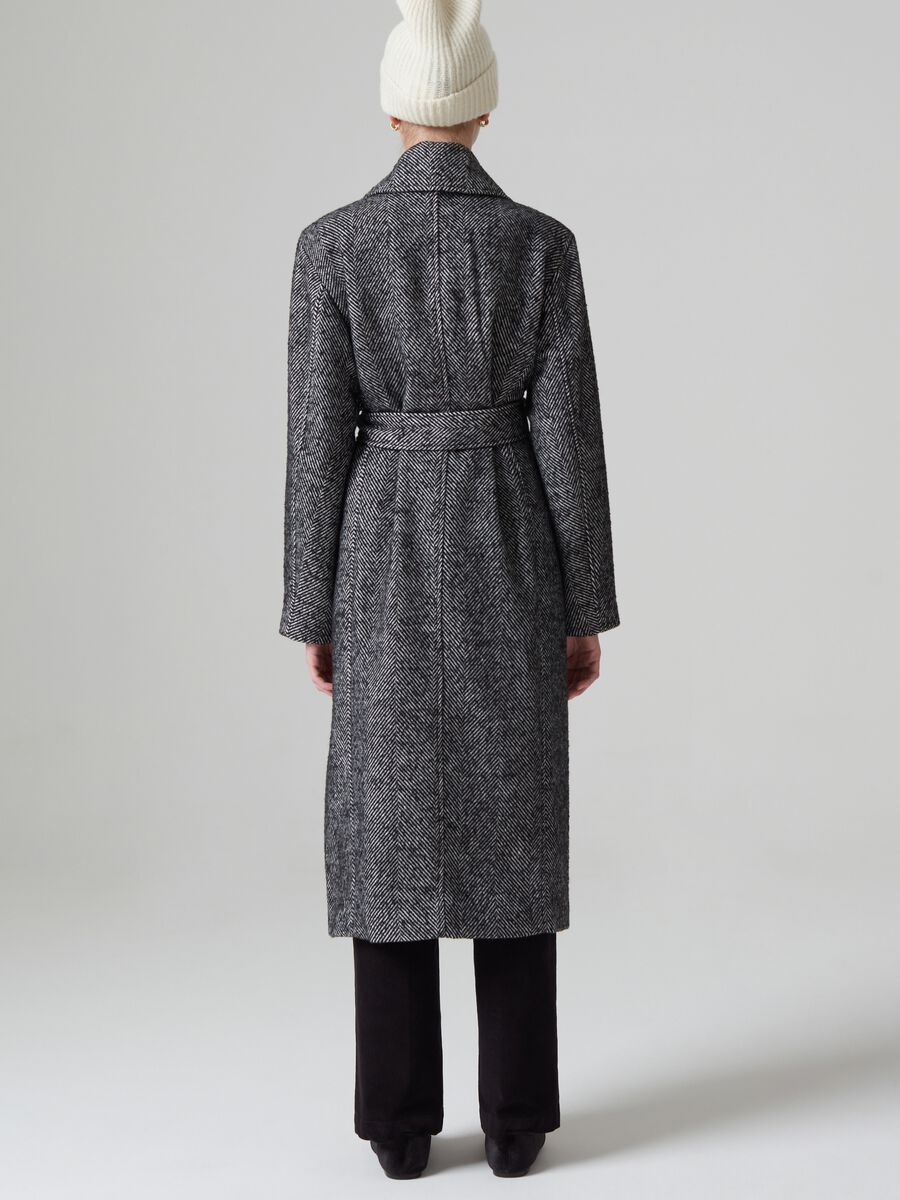 Long coat with herringbone design_2