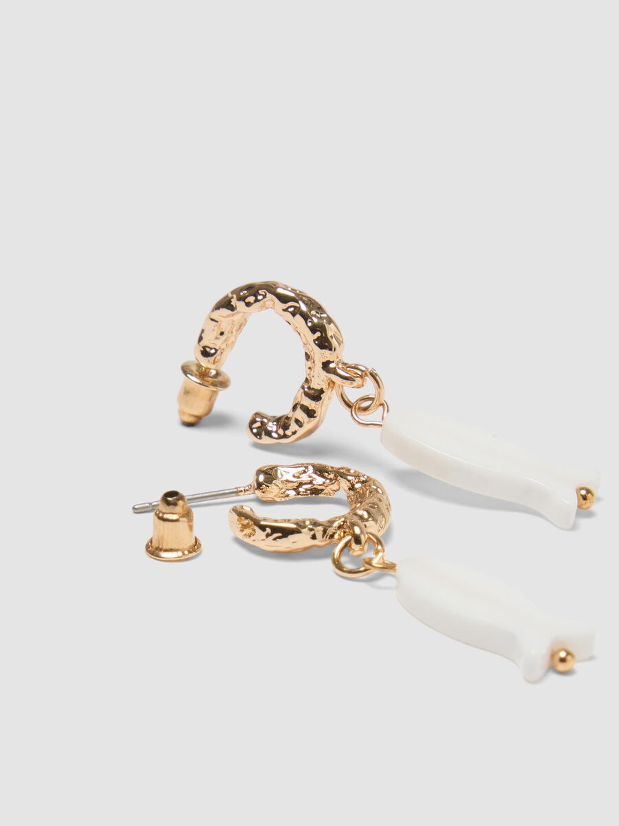 Ohrringe mit wei&szlig;en Anh&auml;ngern in Fischform_2