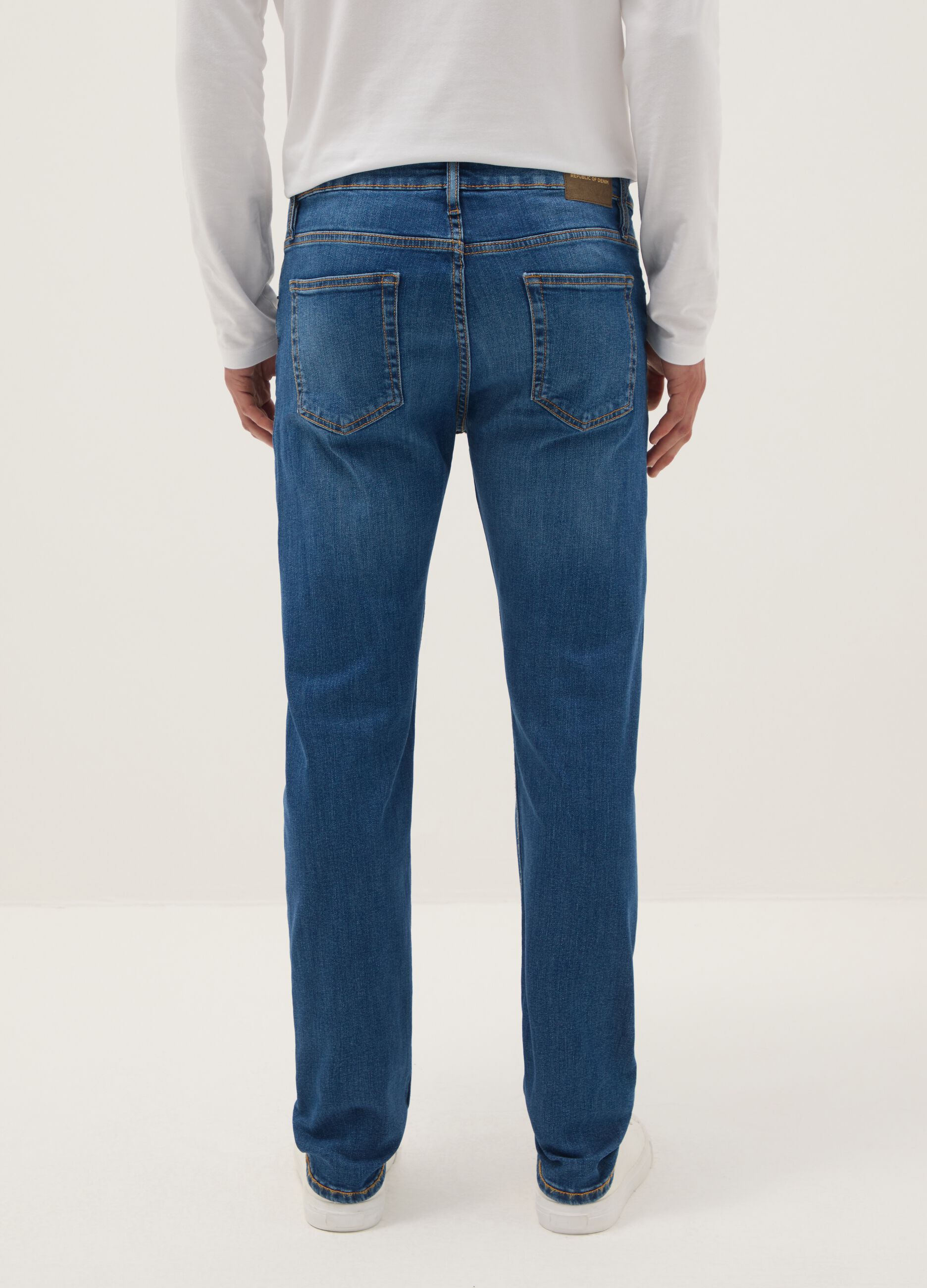 Vaqueros azul slim fit de algod&oacute;n el&aacute;stico con cinco bolsillos